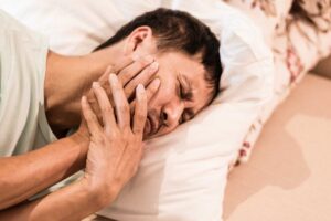 đau do viêm khớp thái dương hàm khiến bệnh nhân bị mất ngủ 