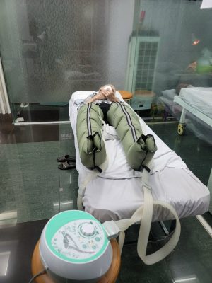 Người bệnh đang điều trị suy giãn tĩnh mạch bằng máy nén ép trị liệu tại phòng khám Đông Y Trường Xuân