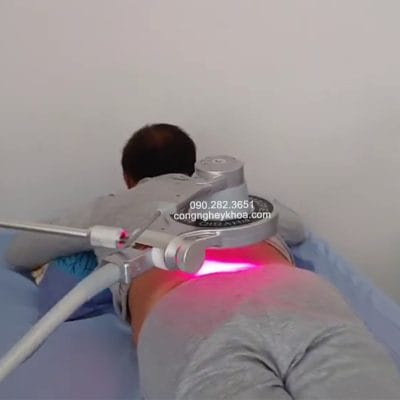 Bệnh nhân được điều trị bằng máy từ trường siêu dẫn trị liệu