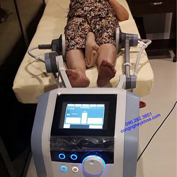 Bệnh nhân đang được điều trị bằng máy sóng ngắn BTL