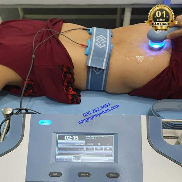 Bệnh nhân đang được điều trị theo phương pháp điện xung kết hợp siêu âm
