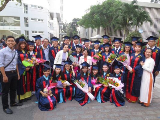 Tác giả Lê Khắc Thuận chụp ảnh ngày tốt nghiệp cùng bạn bè và thầy cô tại trường Đại học y dược TP.HCM