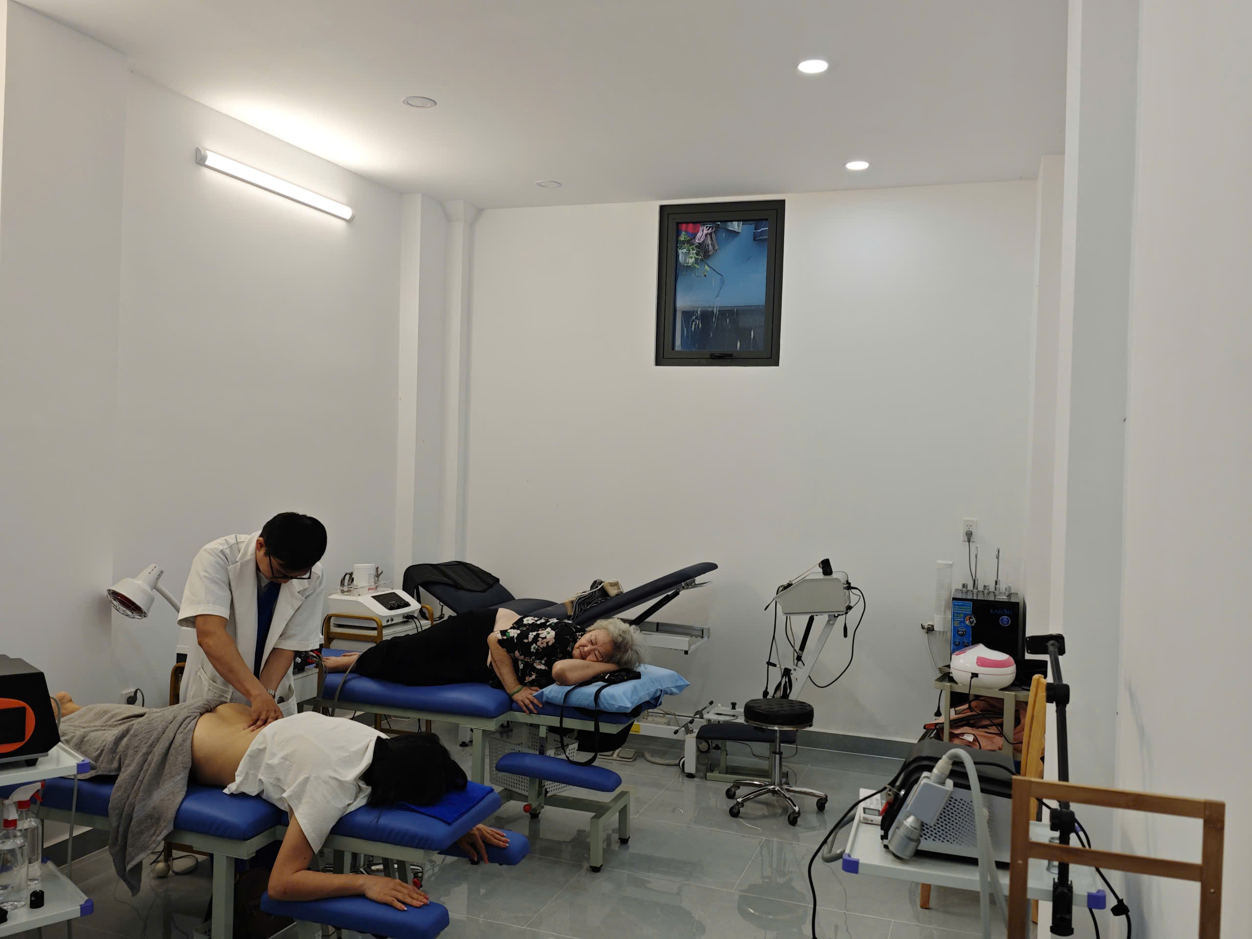 Phòng khám vật lý trị liệu Thiên An Therapy 4 Hình ảnh bác sĩ tại Thiên An đang thăm khám cho bệnh nhân bị các bệnh viêm khớp, đau lưng, tắc sữa