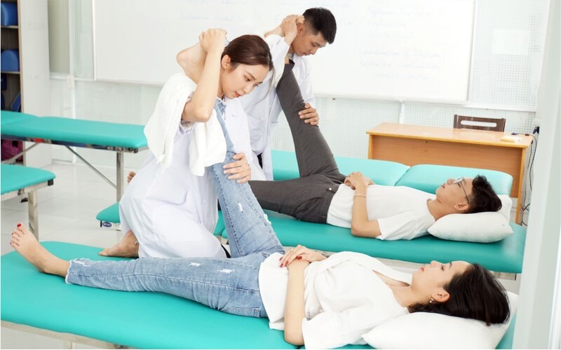 Hình ảnh giường tập vật lý trị liệu tại trung tâm y tế hoặc phòng khám