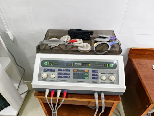 máy điện xung trị liệu tốt H3000 với 4 cốc hút, 4 điện cực thường đạt hiệu quả cao trong điều trị