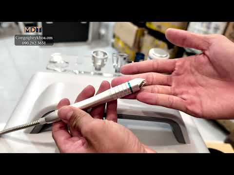 Chi phí lắp đặt và sửa chữa máy vật lý trị liệu tiết kiệm 2 Kỹ thuật viên Công Nghệ Y Khoa MDT đang sửa chữa máy Laser