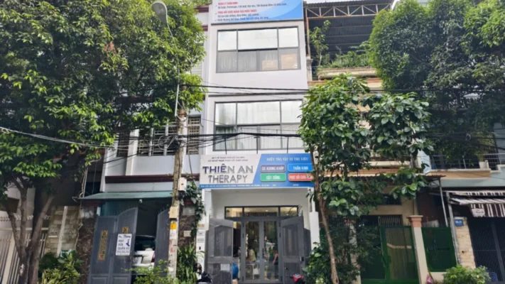 Mặt tiền Thiên An Therapy với biển hiệu vật lý trị liệu