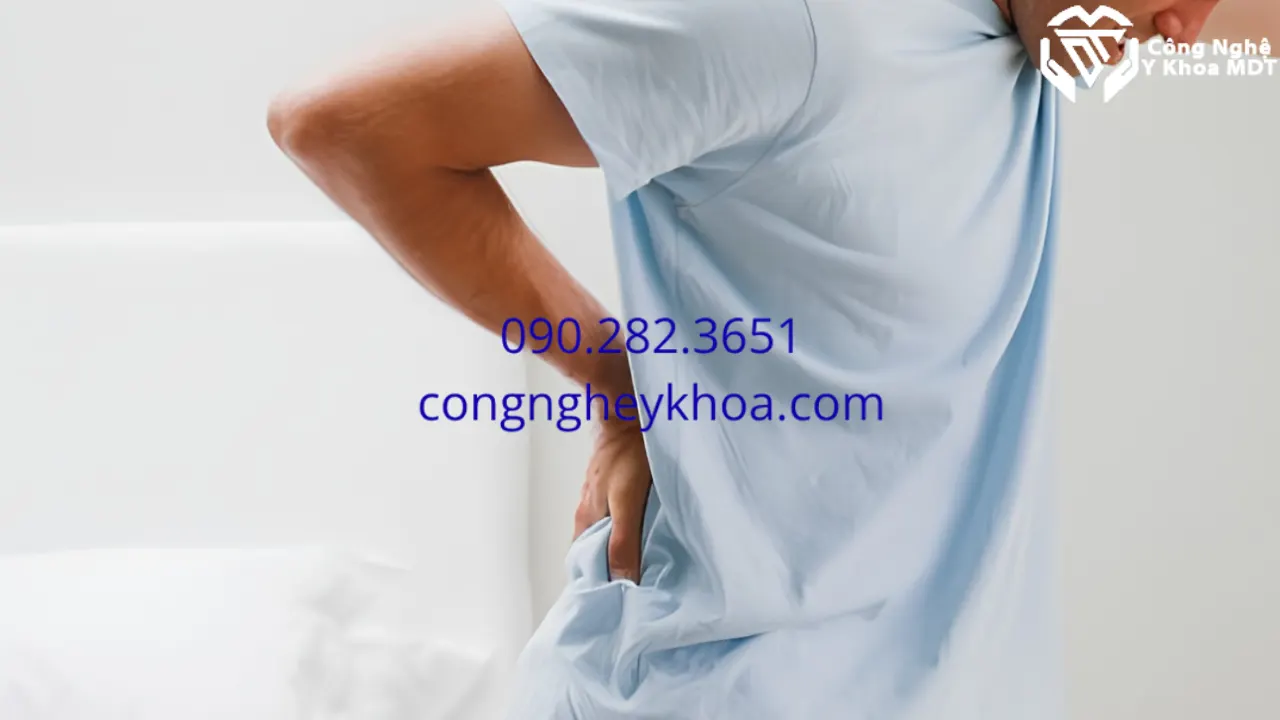 Minh họa triệu chứng đau vùng thắt lưng, đau thần kinh tọa Người đặt tay lên vùng thắt lưng do cảm giác đau lưng