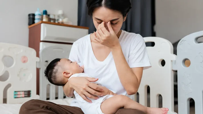Người phụ đang stress vì bị tắc sữa