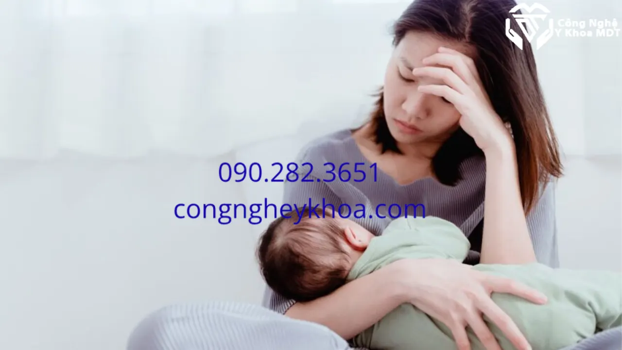 Tắc tia sữa sau sinh và những ảnh hưởng khi cho con bú Mẹ sau sinh mệt mỏi vì bị tắc sữa không cho con bú được