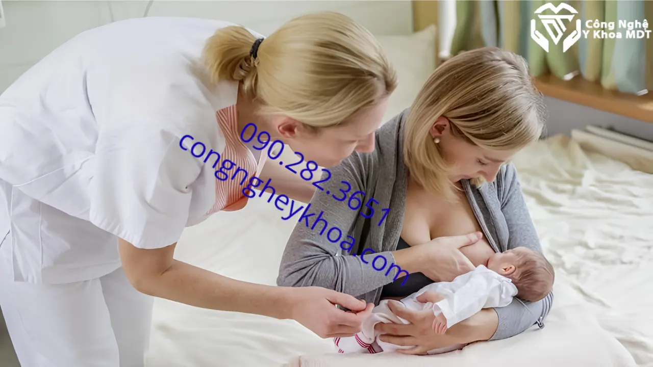 Hướng dẫn chăm sóc mẹ sau sinh bị tắc tia sữa Nhân viên y tế hướng dẫn mẹ sau sinh cho trẻ bú đúng cách